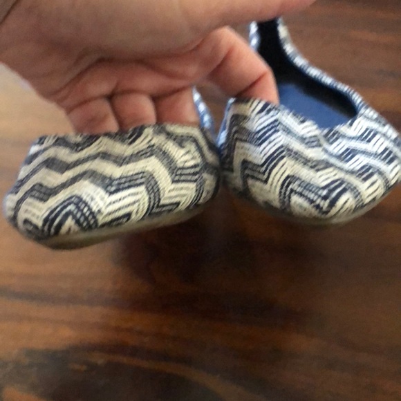 GAP pointy flats Size 7 - Picture 2 of 4